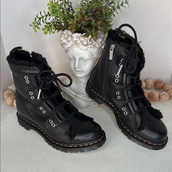 Dr Martens 1460 FAUX FUR LINED LEATHER LACE UP BOOTS Sz 10 - Picture 2 of 14